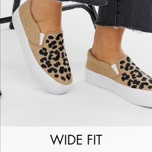 Wide fit plimsolls in embroidered leopard